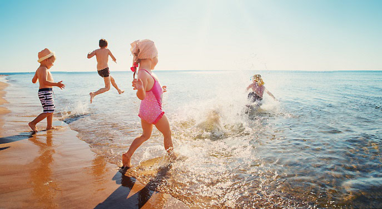 Kinder am Strand_iStock_Foto LeManna